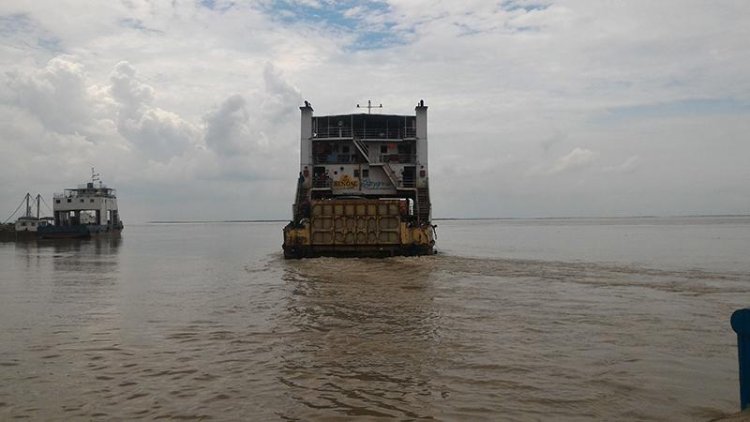 দৌলতদিয়া-পাটুরিয়া রুটে ফেরি চলাচল ব্যাহত , যাত্রীদের দুর্ভোগ