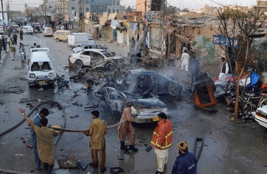 Bomb blast in Pakistan kills 3, injures 30