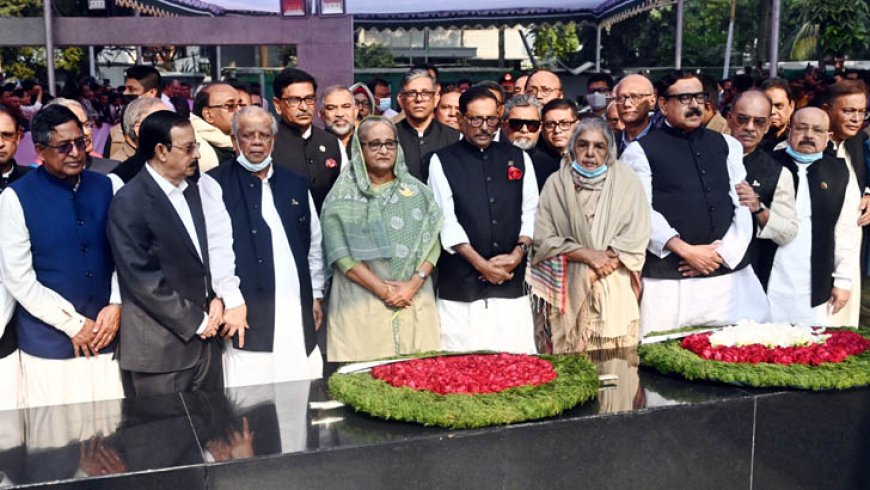 বঙ্গবন্ধুর প্রতিকৃতিতে আ.লীগের নবনির্বাচিত কমিটির শ্রদ্ধা