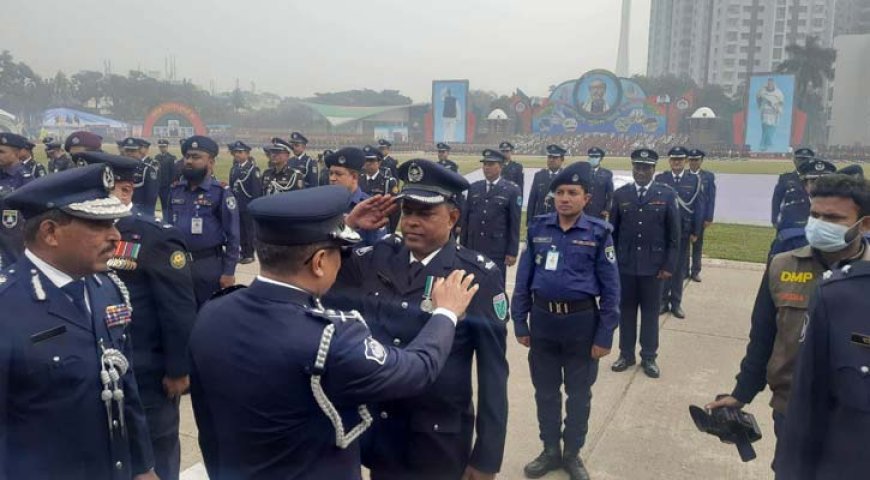 প্রশংসনীয়-ভালো কাজের জন্য   আইজি ব্যাজ পেলেন ৪৫৮ পুলিশ সদস্য