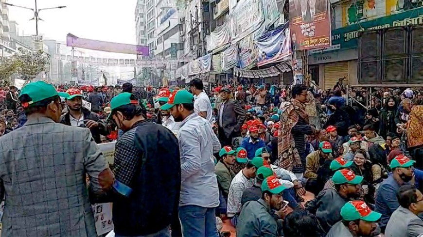 BNP leaders and workers are gathering in groups in Nayapaltan