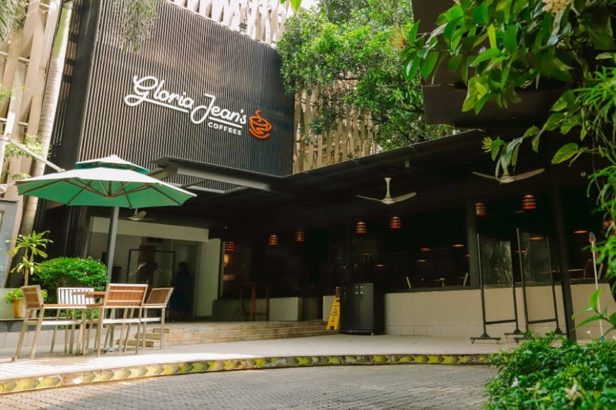 Shots fired in front of Gloria Jeans Cafe in the capital's Gulshan