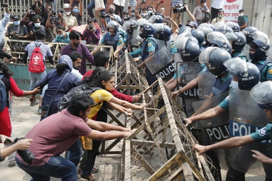 বিশ্ববিদ্যালয়ে ভর্তিতে দ্বিতীয়বার সুযোগের দাবি শিক্ষার্থীদের, পুলিশের লাঠিচার্জ