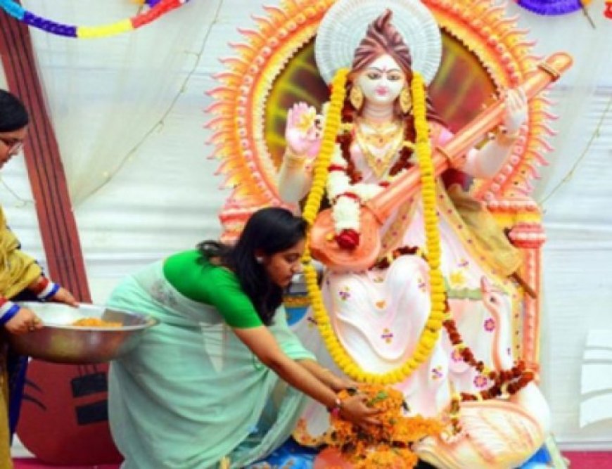 Saraswati Puja started in a festive atmosphere in "DU" Jagannath Hall premises