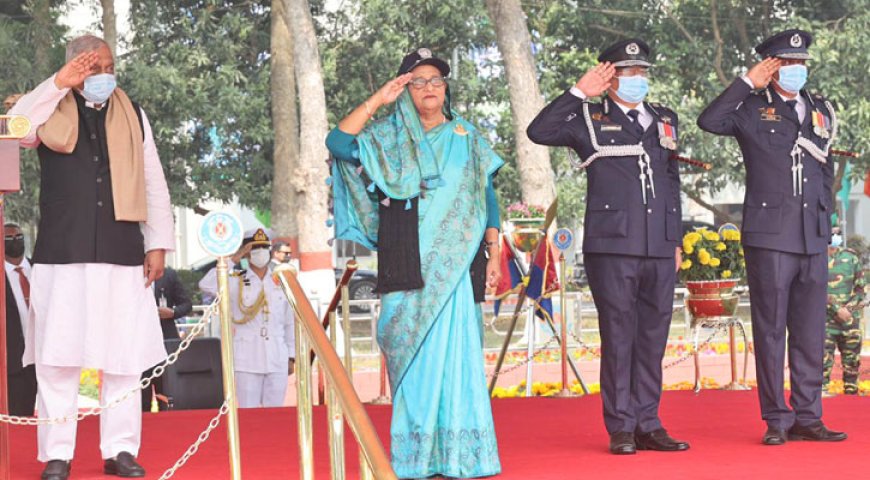 সারদায় পুলিশের কুচকাওয়াজ পরিদর্শন করলেন প্রধানমন্ত্রী