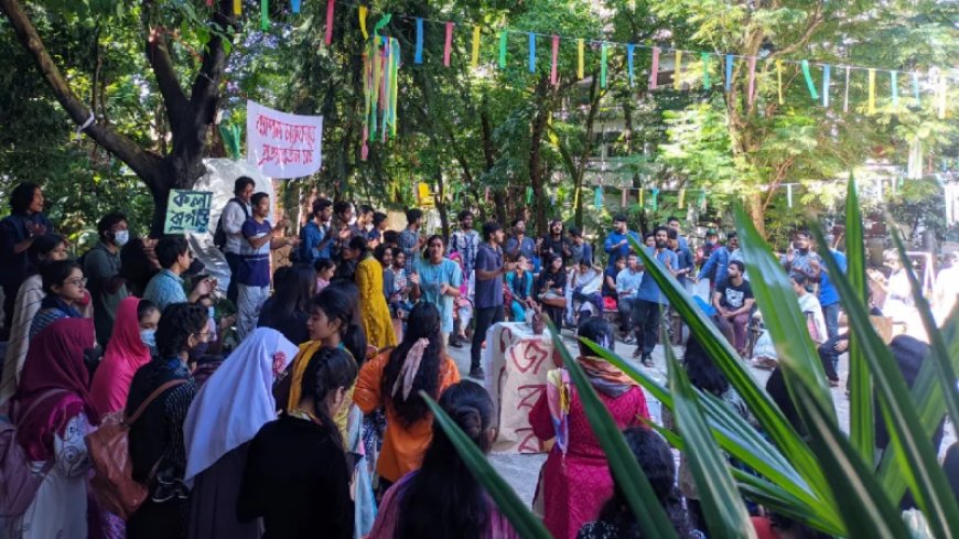 শহীদ মিনারে অবস্থান নিলেন চবির চারুকলার শিক্ষার্থীরা