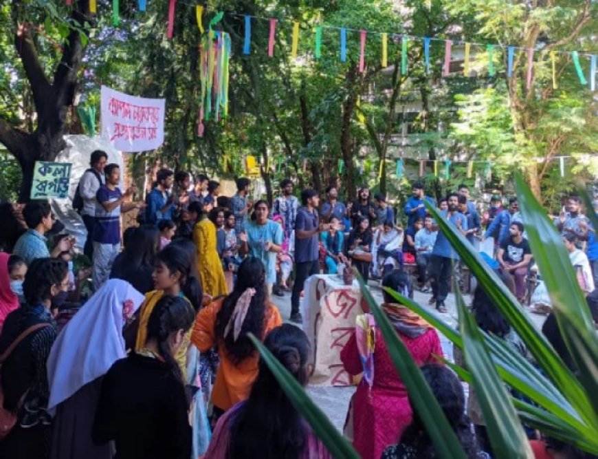 Fine arts students of Chabir took a stand at Shaheed Minar