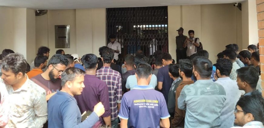 Rabi students protest by hanging the lock in the administration building