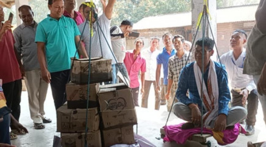 Distribution of equal amount of laddoos to the minister by weighing the scales