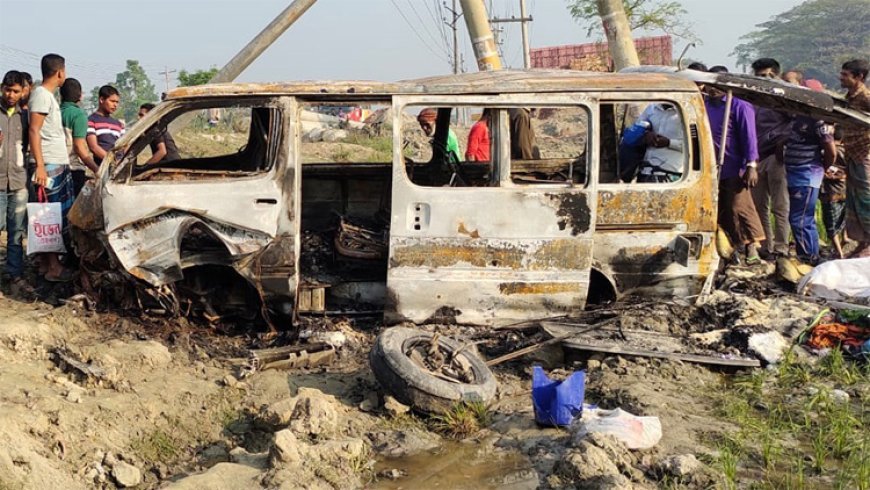 In Mymensingh, a passenger microbus lost control and fell into a ditch and exploded: 4 killed